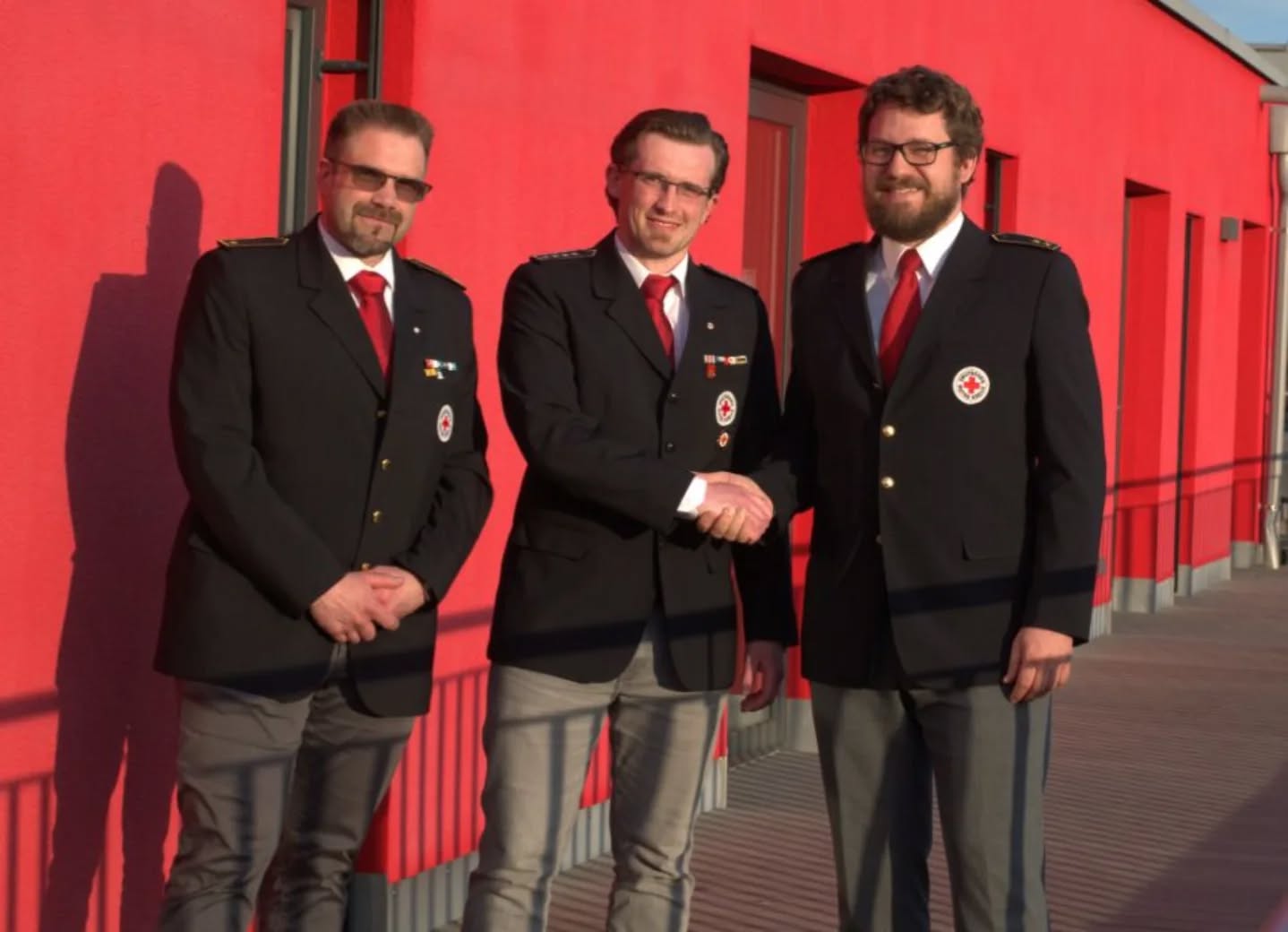 Kreisbereitschaftsleiter Markus Kaiser-Lichtenfels und sein Stellvertreter Michael Schröder-Seitz gratulieren Lorenzo Schröer zum Bereitschaftsleiter von Au in der Hallertau