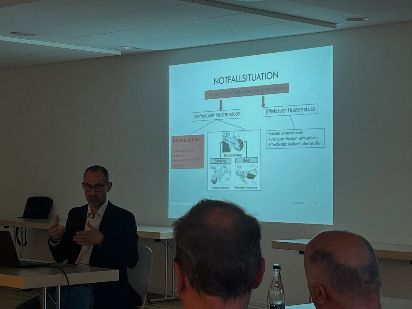 Dr. Ratay erklärt anschaulich die wichtigsten Kindernotfälle