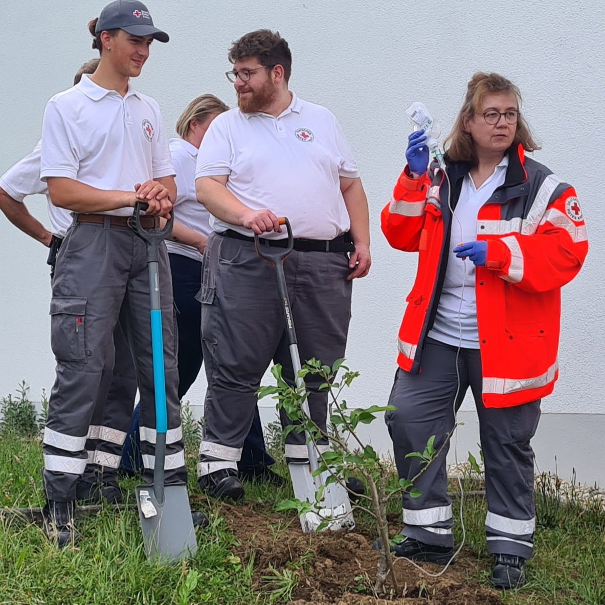 Benedikt, Josef und Elisabeth vor dem neu gepflanzten Baum. 