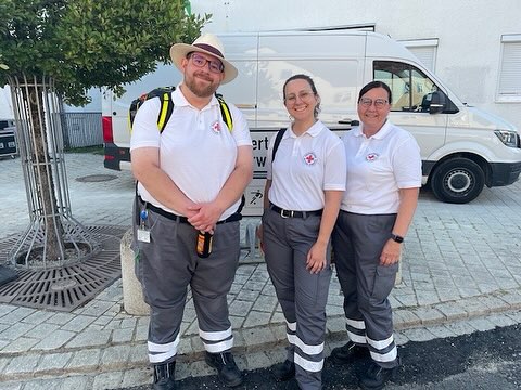 Uli, Julia und Josef (von rechts) beim Sandienst in Nandlstadt