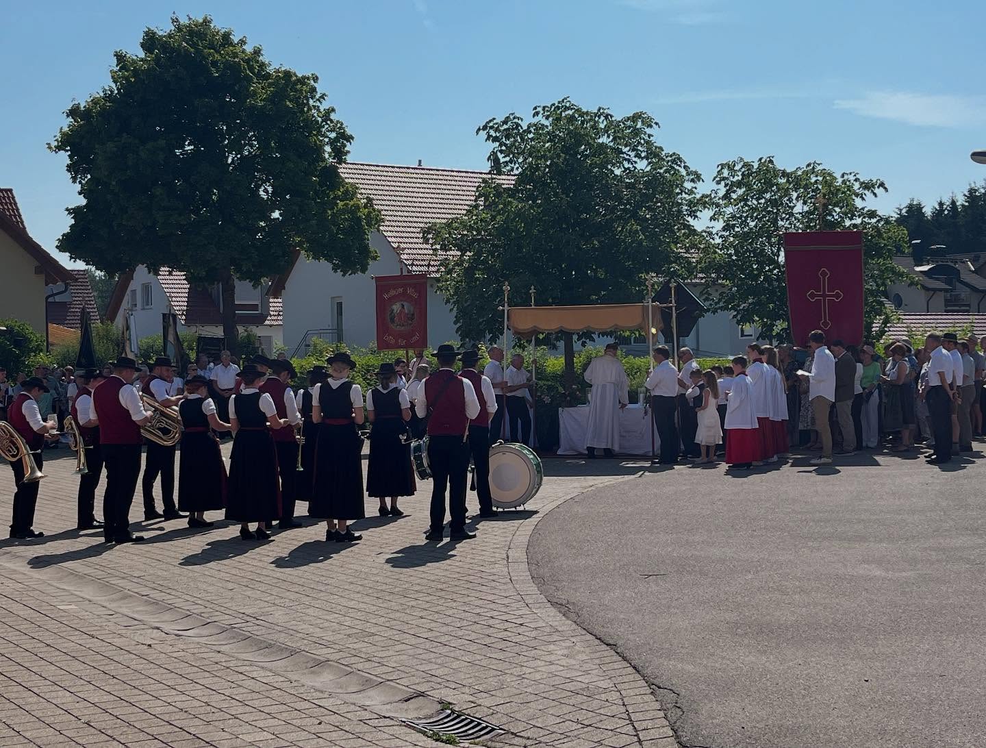 Musikanten und Teilnehmer vor dem Altar