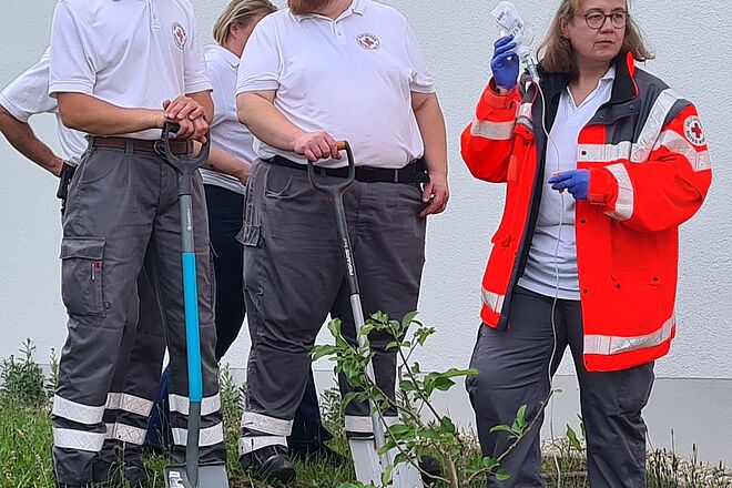 Benedikt, Josef und Elisabeth vor dem neu gepflanzten Baum. 